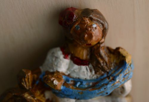 Ethno Magnet Mädchen mit Spinnrad - MADEheart.com