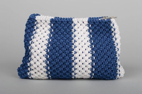 Косметичка ручной работы сумочка для косметики бело синяя изделие из макраме - MADEheart.com