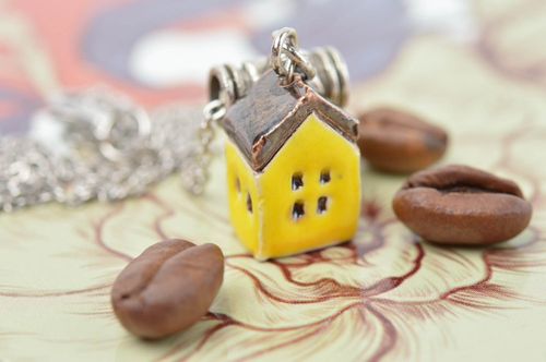 Damen Anhänger handgemachter Schmuck Ton Accessoire für Frauen gelbes Haus - MADEheart.com