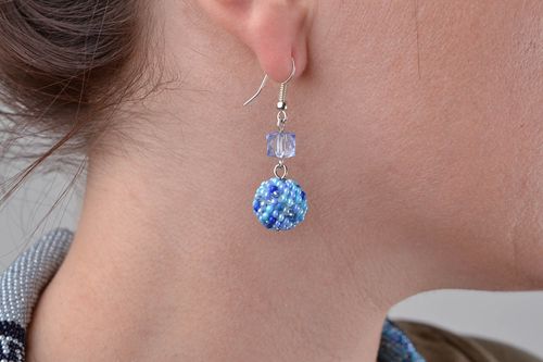 Orecchini di perline fatti a mano rotondi accessorio originale azzurro da donna - MADEheart.com