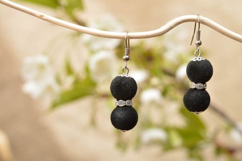 Orecchini di perle fatti a mano rotondi accessorio originale bello da donna - MADEheart.com