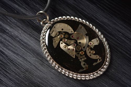 Pendentif ovale Bijoux fait main en métal style steampunk Accessoire femme - MADEheart.com