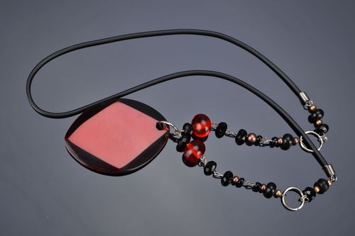 Colgante artesanal de plástico - MADEheart.com