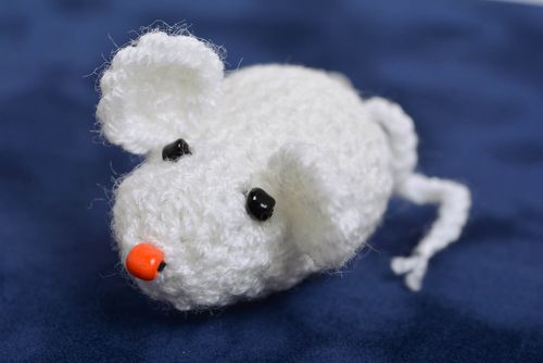 Petite peluche tricotée au crochet en fils acryliques faite main souris blanche - MADEheart.com