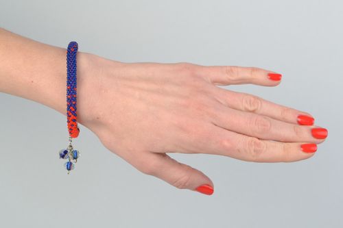 Bracelet crocheté en perles de rocaille et perles fantaisie bleu rouge fait main - MADEheart.com