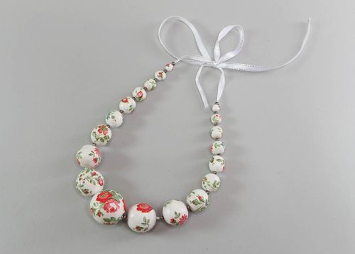 Beaded necklace decoupage  - MADEheart.com