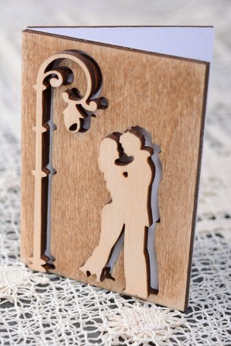 Belle carte de voeux en bois faite main originale pour la fête des amoureux - MADEheart.com
