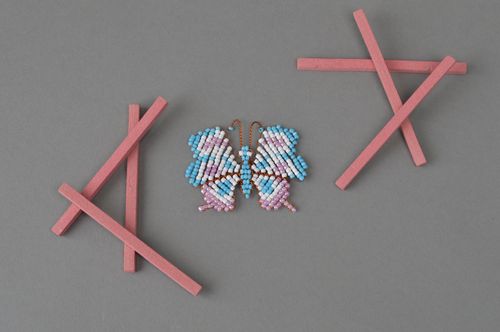 Aimant frigo papillon en perles de rocaille blanc bleu mauve fait main - MADEheart.com