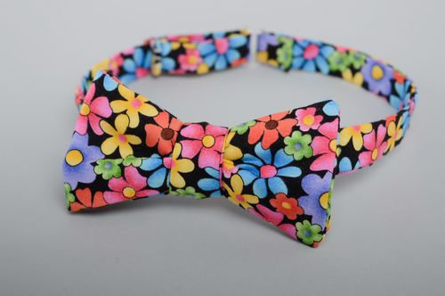 Handmade cotton bow tie with floral print - MADEheart.com