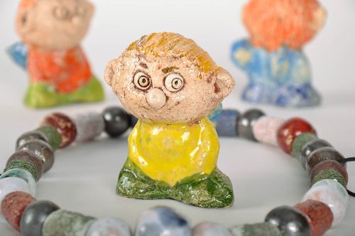 Estatueta Menino feita à mão de argila e decorada com glacê - MADEheart.com