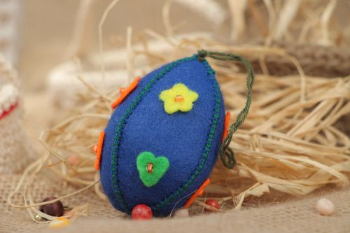 Suspension de Pâques faite main originale décorative en feutre en forme doeuf - MADEheart.com