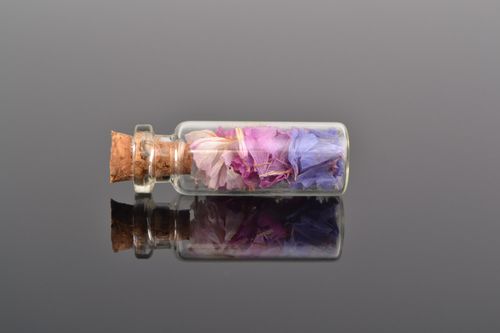 Handmade ungewöhnlicher Glas Anhänger mit echter Blume im Glas für Damen - MADEheart.com