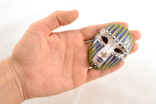 Maschera in ceramica piccola fatta a mano dipinta souvenir da parete originale  - MADEheart.com