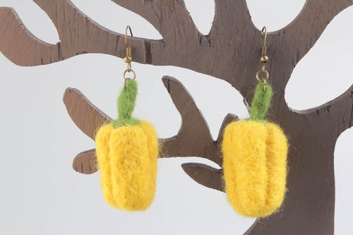 Boucles doreilles en laine feutrée jaunes poivrons faites main - MADEheart.com