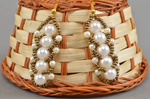 Boucles doreilles en perles de rocaille faites main de créateur blanc dor - MADEheart.com