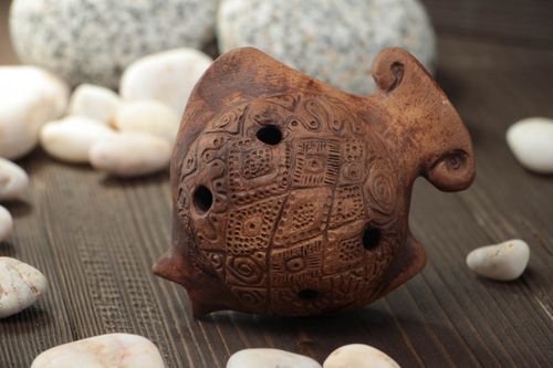Künstlerische Ocarina aus Ton in Braun ethnische Lippenpfeife in Form der Kanne - MADEheart.com