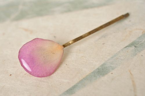 Handmade decorative metal hair pin with dried flower petal in epoxy resin - MADEheart.com