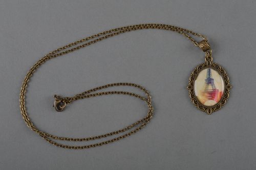 Origineller ovaler Anhänger mit Epoxidharz mit Eiffelturm Künstler Handarbeit - MADEheart.com
