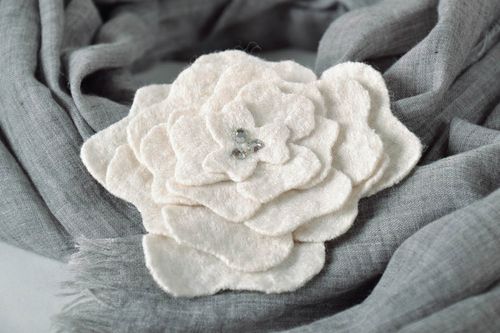 Brooch made of wool White Flower - MADEheart.com