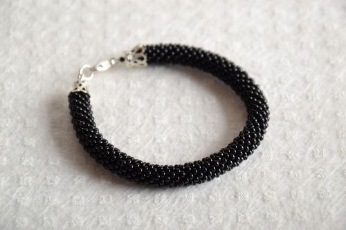 Schwarzes handmade Armband aus Glasperlen Litze in Mosaik Technik für Frauen - MADEheart.com