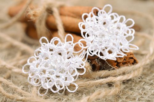 Schöne geflochtene weiße Ohrringe in Occhi Technik für Frauen Handarbeit - MADEheart.com