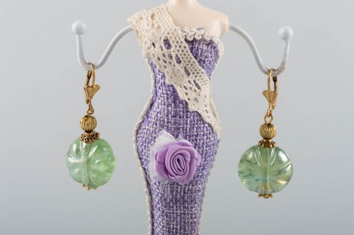 Longues boucles doreilles en verre de Murano et laiton vert clair faites main  - MADEheart.com