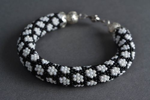 Bracelet fait main noir blanc tressé au crochet accessoire stylé pour femme - MADEheart.com