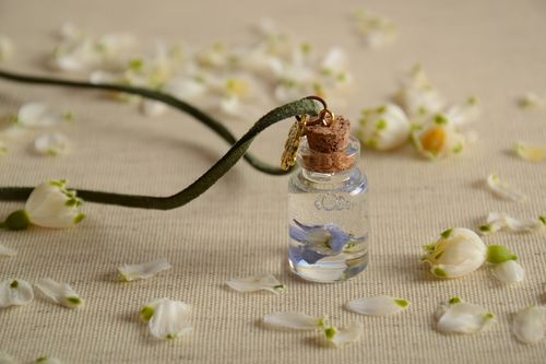 Schöner Anhänger mit echten Blumen handmade im Epoxidharz für echte Mode Damen - MADEheart.com