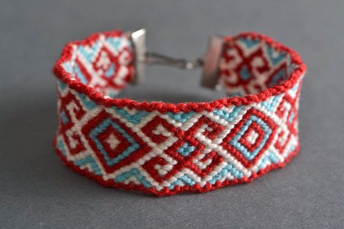 Ethno handgemachtes geflochtenes Armband aus Fäden in Makramee Technik - MADEheart.com