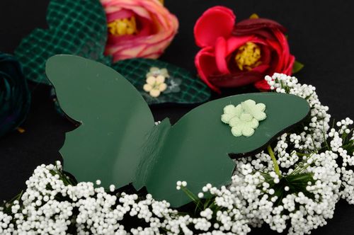 Broche design faite main Bijou en cuir papillon vert foncé Cadeau pour femme - MADEheart.com