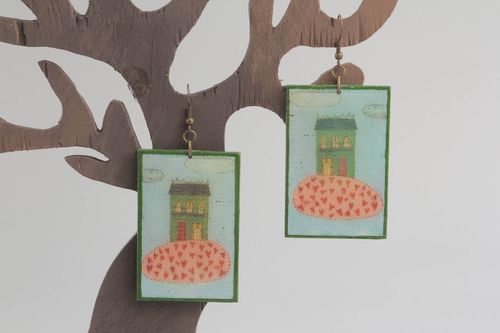 Brincos de madeira feitos à mão em técnica decoupage revestidos com resina epóxi - MADEheart.com