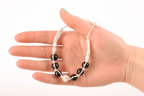 Bracelet en perles noires fait main  - MADEheart.com