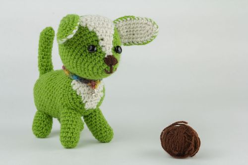 Giocattolo a uncinetto fatto a mano pupazzo morbido a forma di cane verde - MADEheart.com