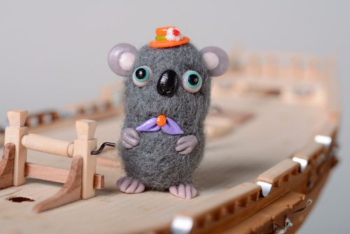 Jouet koala en laine feutrée fait main original et mignon pour un enfant - MADEheart.com