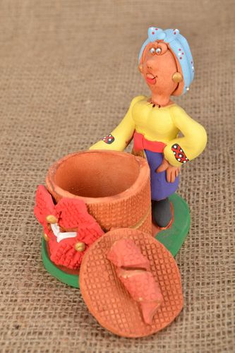 Salière en terre cuite Femme avec gâteau - MADEheart.com