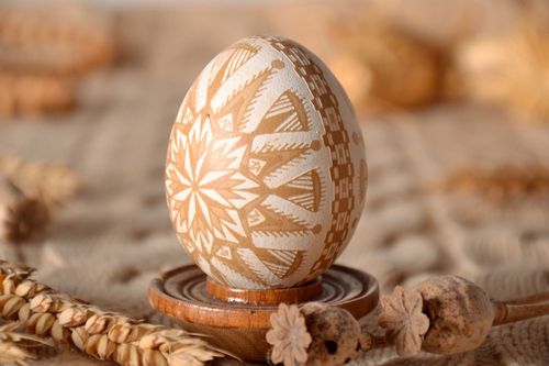 Easter egg made using the technique of etching with acids - MADEheart.com