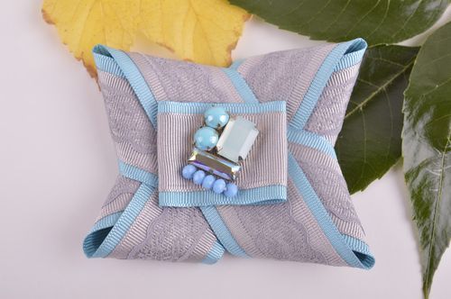 Broche textile design Bijou fait main bleu clair gris Accessoire femme - MADEheart.com