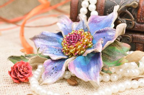 Broche-barrette en cuir faite main en forme de fleur de lys bijou pour femme - MADEheart.com