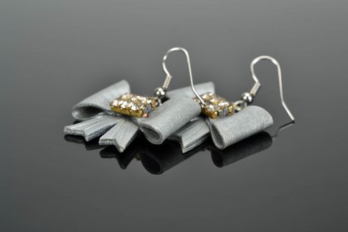 Brincos de argila do polímero Laço elegante - MADEheart.com