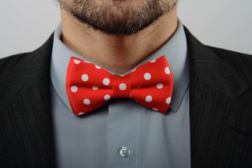 Gravata borboleta vermelha com bolilnhas feita de gabardine e algodão - MADEheart.com