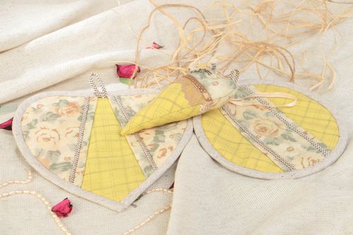 Handmade cotton fabric pot holders and interior hanging set kitchen textiles - MADEheart.com