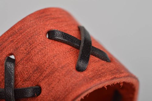 Elegnates Armband aus Leder breit rot schwarz handmade originell für Modedamen - MADEheart.com