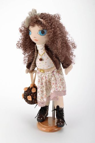 Кукла мягкая в коричневом пиджаке с подставкой - MADEheart.com