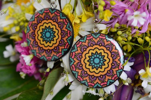 Handgemachte massive Ohrringe aus Polymerton rund bunt schön für Modedamen - MADEheart.com