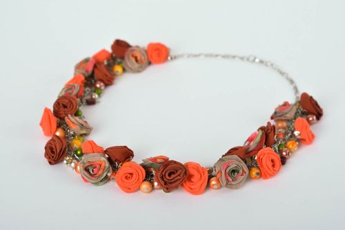 Collier roses Bijou fait main mousseline de soie Accessoire femme fleurs - MADEheart.com