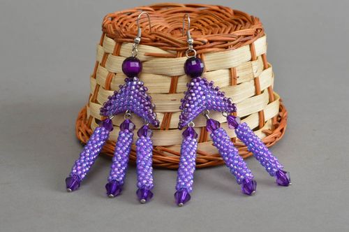 Фиолетовые серьги из бисера с бусинами ручной работы в виде подвесок красивые - MADEheart.com
