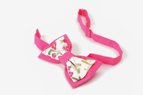 Gravata-borboleta artesanal em cor de rosa com padrão floral  - MADEheart.com
