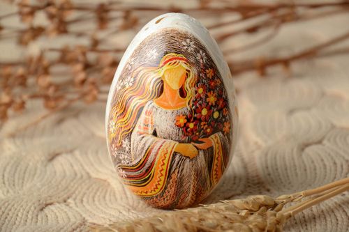 Handmade Easter egg created using carving and etching techniques - MADEheart.com