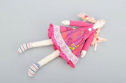 Boneca com vestido cor de rosa - MADEheart.com
