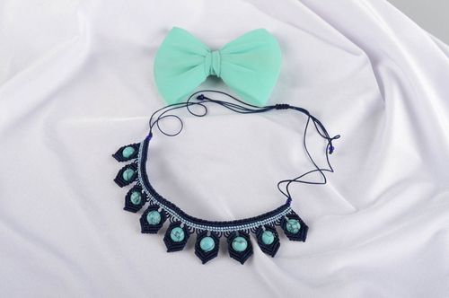Collar hecho a mano de hilos con piedra bisutería elegante accesorio de mujer - MADEheart.com